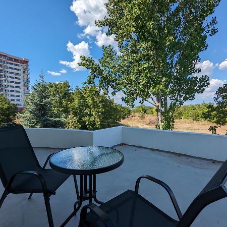 Horizon View Villa - Lakefront Terrace Suite Bucharest Exterior photo