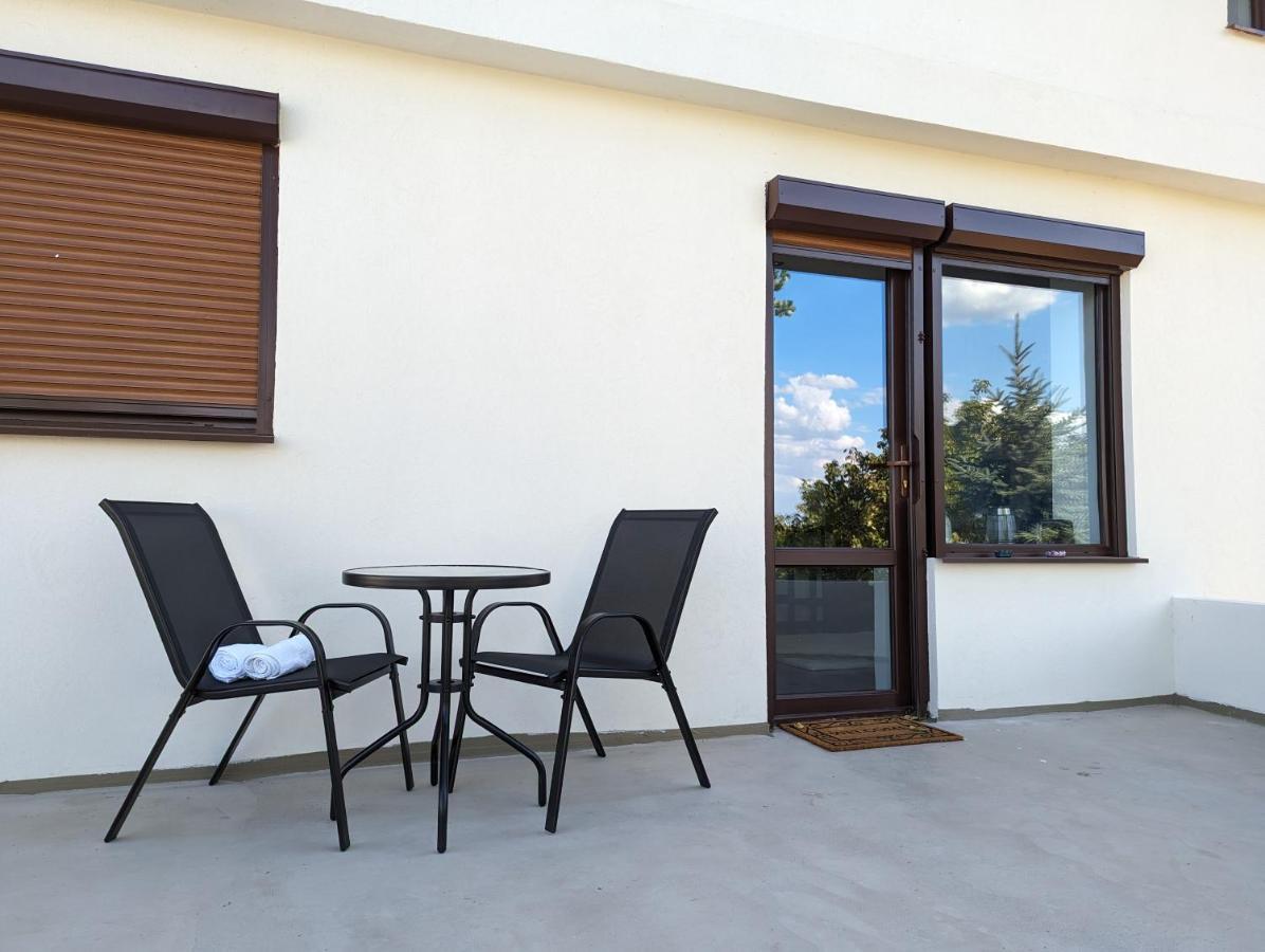 Horizon View Villa - Lakefront Terrace Suite Bucharest Exterior photo