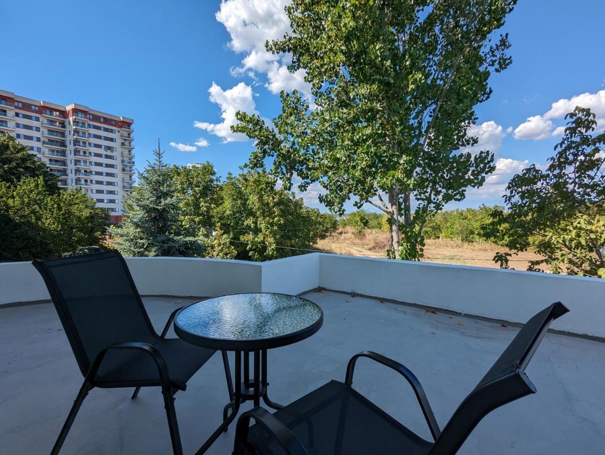 Horizon View Villa - Lakefront Terrace Suite Bucharest Exterior photo